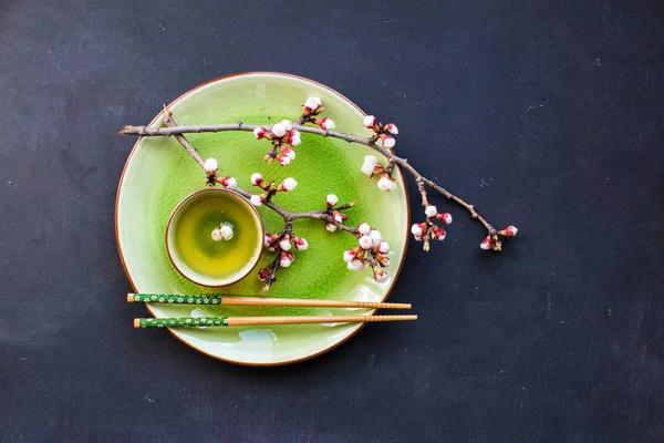 Té verde y flor de melocotón como concepto de primavera — Foto de Stock