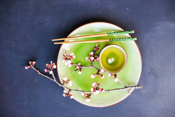 Té verde y flor de melocotón como concepto de primavera — Foto de Stock