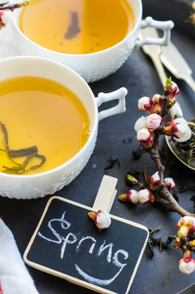 绿茶和桃花作为一个春天概念 — 图库照片