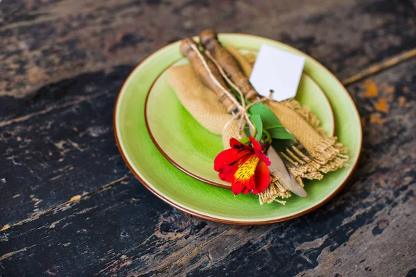 Configuração de mesa de verão com lírio vermelho — Fotografia de Stock