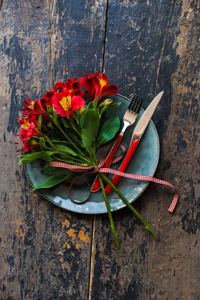 Summer table setting with red lilly — Stock Photo, Image