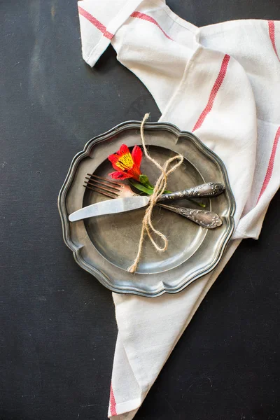 Tablo ayarı kırmızı lilly ile yaz — Stok fotoğraf