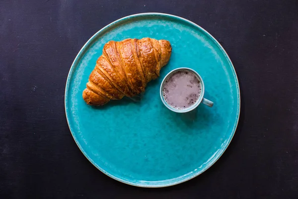 Европейский завтрак с круассаном — стоковое фото