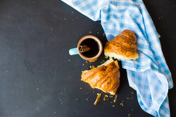 Europäisches Frühstück mit Croissant — Stockfoto