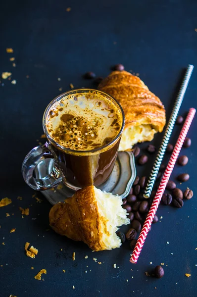 Xícara de café com croissanton — Fotografia de Stock