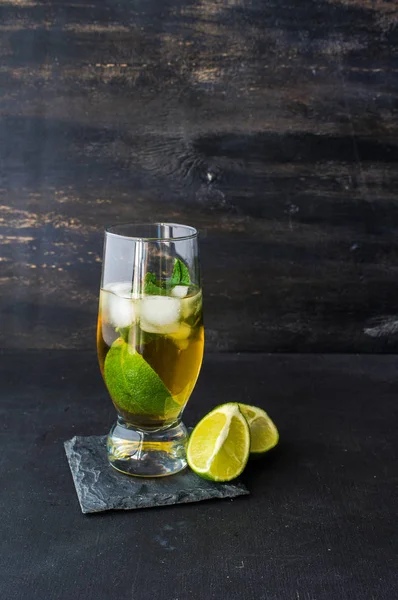 Kalter Tee mit Limette und Eis — Stockfoto