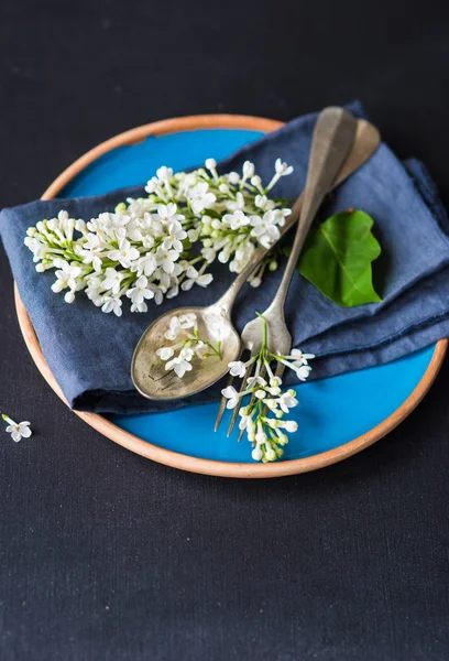 Ajuste de mesa de primavera con lila blanca —  Fotos de Stock