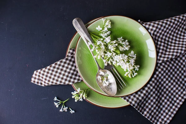 Ajuste de mesa de primavera con lila blanca —  Fotos de Stock