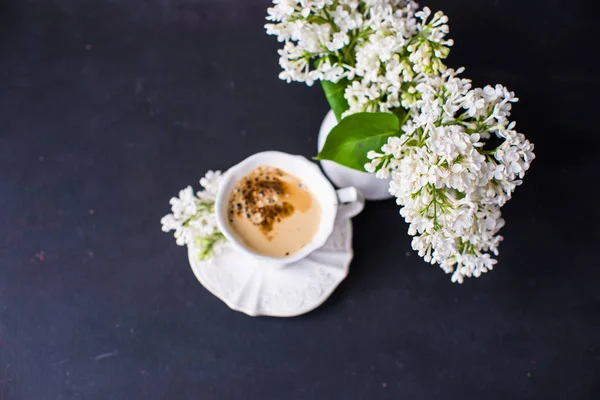 Ajuste de mesa de primavera con lila blanca — Foto de Stock