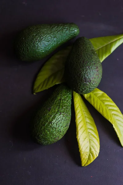 Avocado vruchten op donkere tafel — Stockfoto