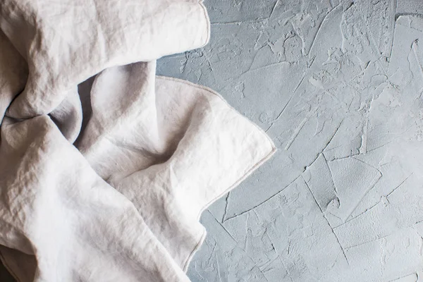 Ręcznik kuchenny lub serwetka na stole betonu rustykalne — Zdjęcie stockowe