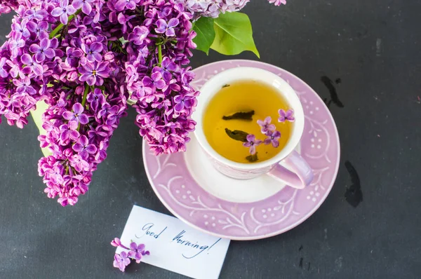 Frühlingskonzept mit Fliederblüten — Stockfoto