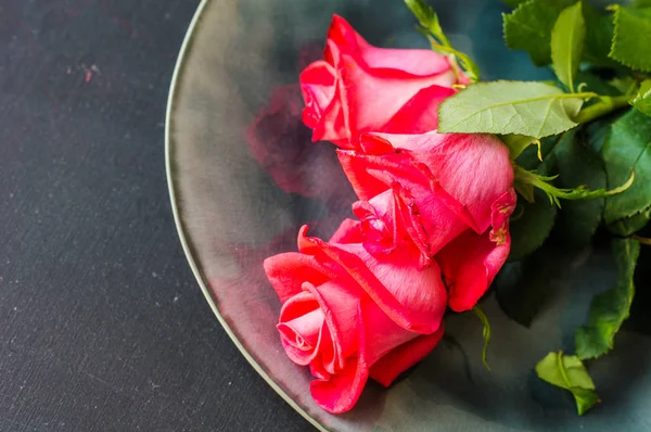 赤いバラのテーブルの設定 — ストック写真