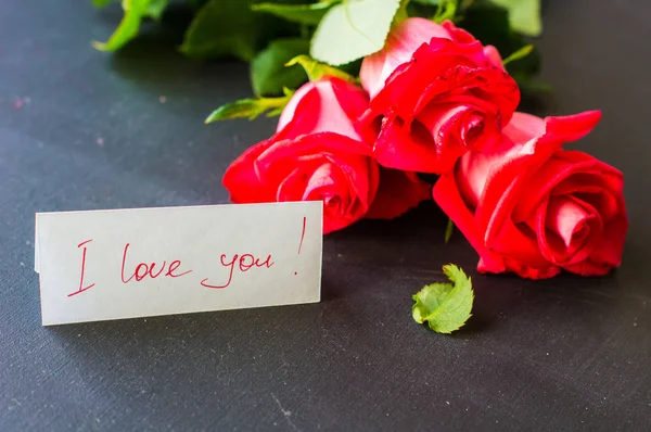 Festliches Konzept mit roten Rosen — Stockfoto