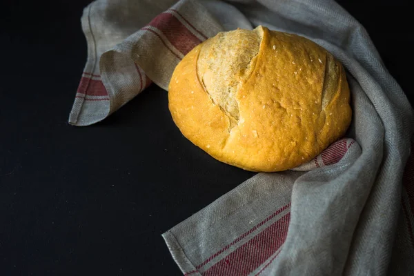 Freshbaked ψωμί σε ρουστίκ πετσέτα — Φωτογραφία Αρχείου