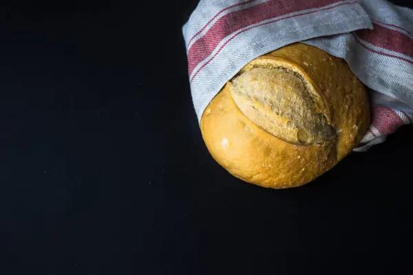 Freshbaked ψωμί σε ρουστίκ πετσέτα — Φωτογραφία Αρχείου