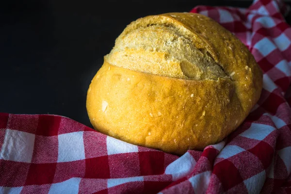 Свежеиспеченный хлеб на деревенском полотенце — стоковое фото