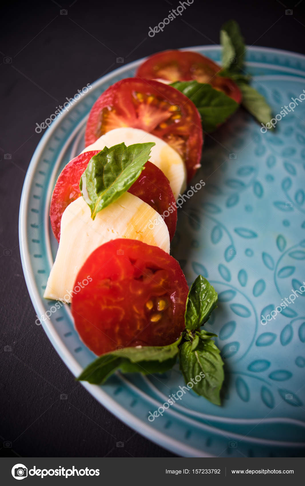 Mediterraner italienischer Caprese-Salat — Stockfoto © Elet_1 #157233792