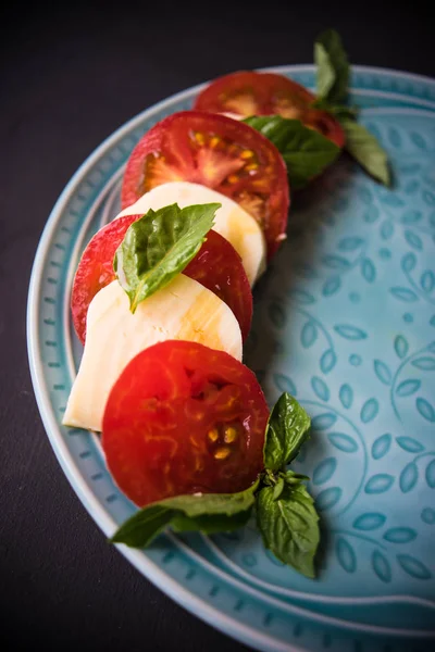 Итальянский салат Капрезе — стоковое фото