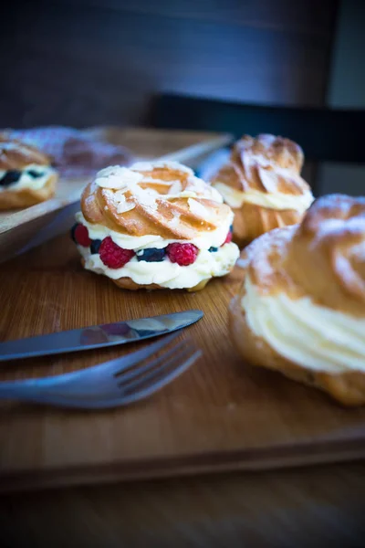 Dessert-konceptet på mörka bord — Stockfoto