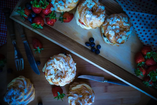 Dessert-konceptet på mörka bord — Stockfoto