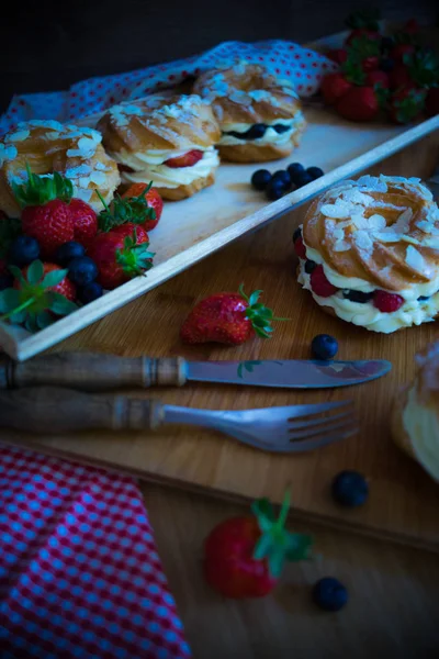 Dessert-konceptet på mörka bord — Stockfoto