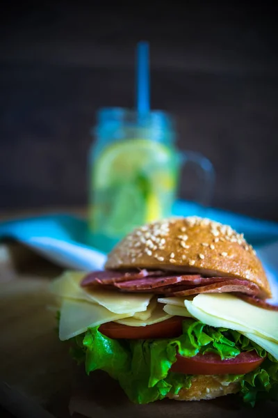 Conceito de lanche com hambúrgueres — Fotografia de Stock