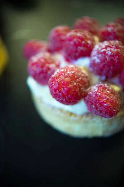 Dessert-konceptet på mörka bord — Stockfoto