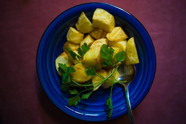 Pommes de terre frites sur assiette bleue — Photo