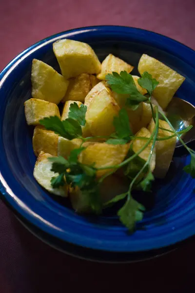 Pommes de terre frites sur assiette bleue — Photo