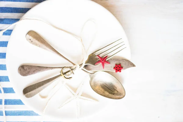 Meeresgedeckter Tisch im Sommer — Stockfoto