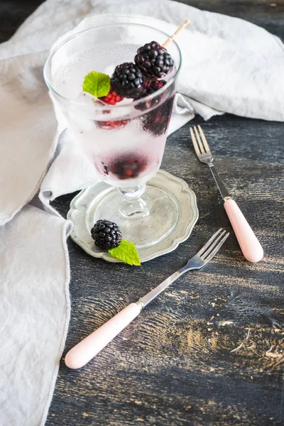 Organic food concept with ripe blackberries — Stock Photo, Image