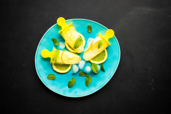 Летний десерт с лимоном — стоковое фото