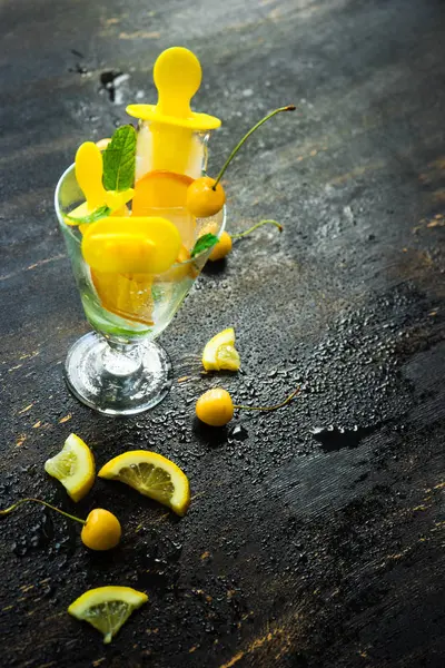 Sommaren efterrätt med citron — Stockfoto