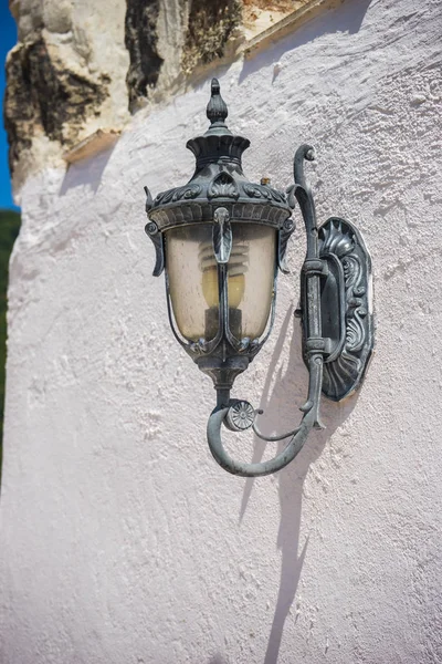 Наружная лампа на стене белого замка — стоковое фото