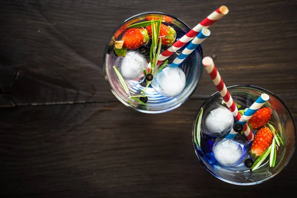 Desintoxicación bebida de verano con romero y bayas — Foto de Stock