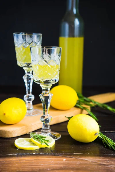 Geleneksel İtalyan alcoho içki limoncello — Stok fotoğraf