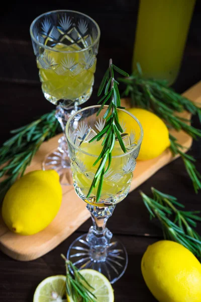 Geleneksel İtalyan alcoho içki limoncello — Stok fotoğraf