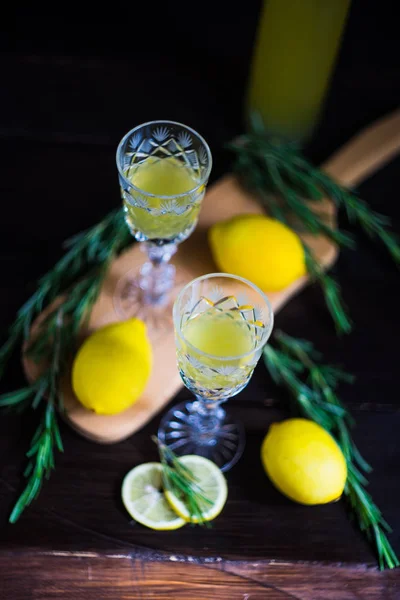 Bebida tradicional italiana alcoho limoncello —  Fotos de Stock
