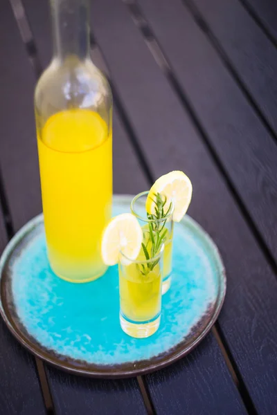 Tradiční italský obsah alkoholu nápoj limoncello — Stock fotografie