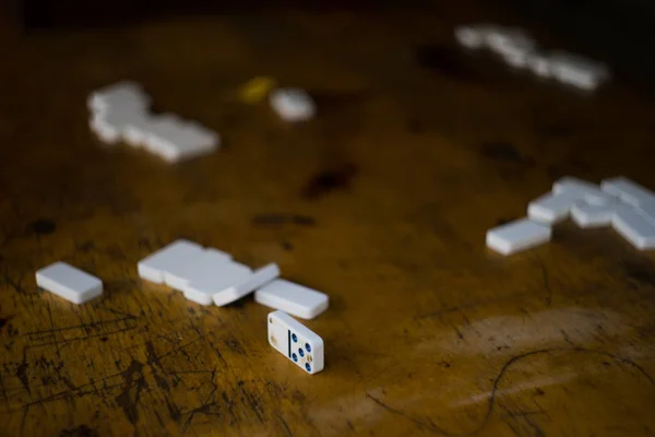 Staré Domino na venkovní stůl — Stock fotografie
