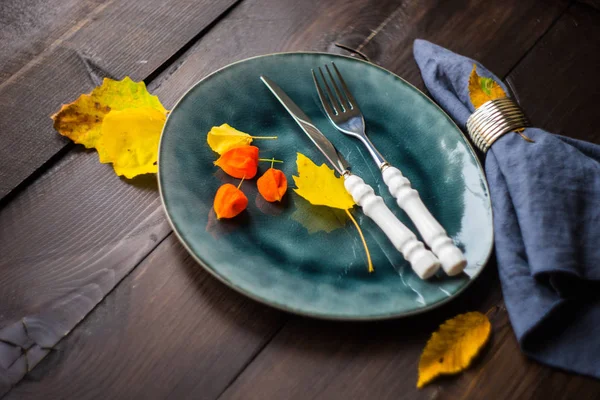 Осенняя сервировка стола — стоковое фото