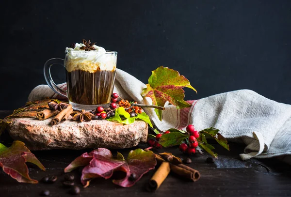 Осенняя концепция с желтыми листьями и кофе — стоковое фото