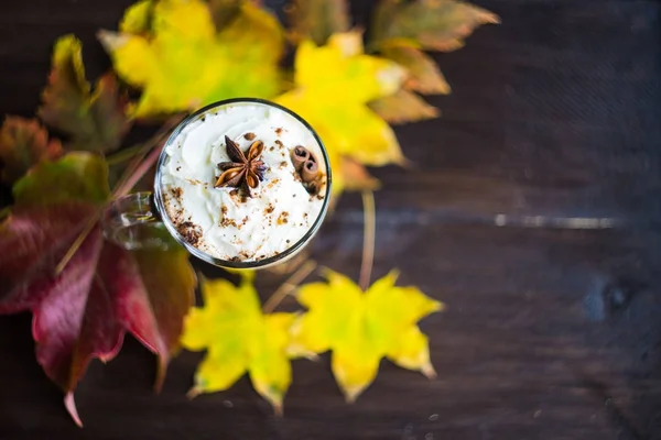 Осенняя концепция с желтыми листьями и кофе — стоковое фото