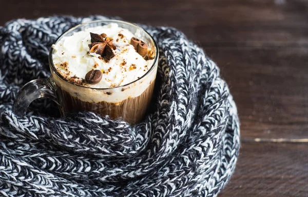 Herbstliches Konzept mit gelben Blättern und Kaffee — Stockfoto