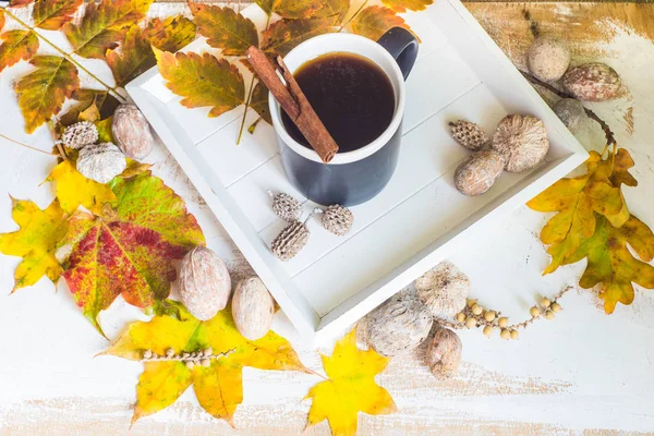 Podzimní koncept žlutého listí a kávy — Stock fotografie