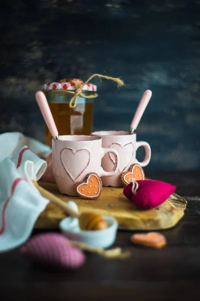 Šálek čaje s citronem a srdce uformovaný cukroví — Stock fotografie