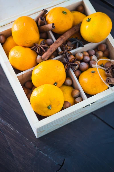 Mandarinas orgánicas sobre mesa de madera — Foto de Stock