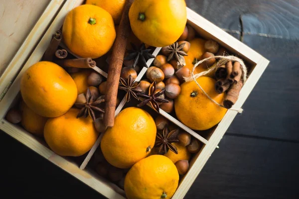 Mandarinas orgánicas sobre mesa de madera — Foto de Stock