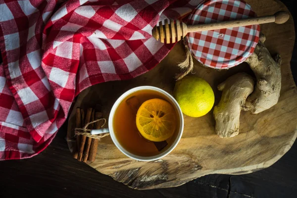 Zencefilli ve limonlu çay — Stok fotoğraf